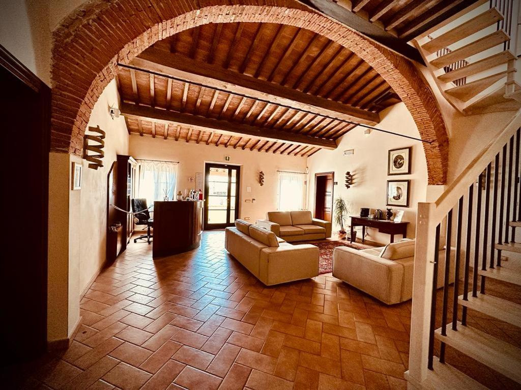 ein großes Wohnzimmer mit einem Torbogen in einem Haus in der Unterkunft Il Casale di David in Pontedera