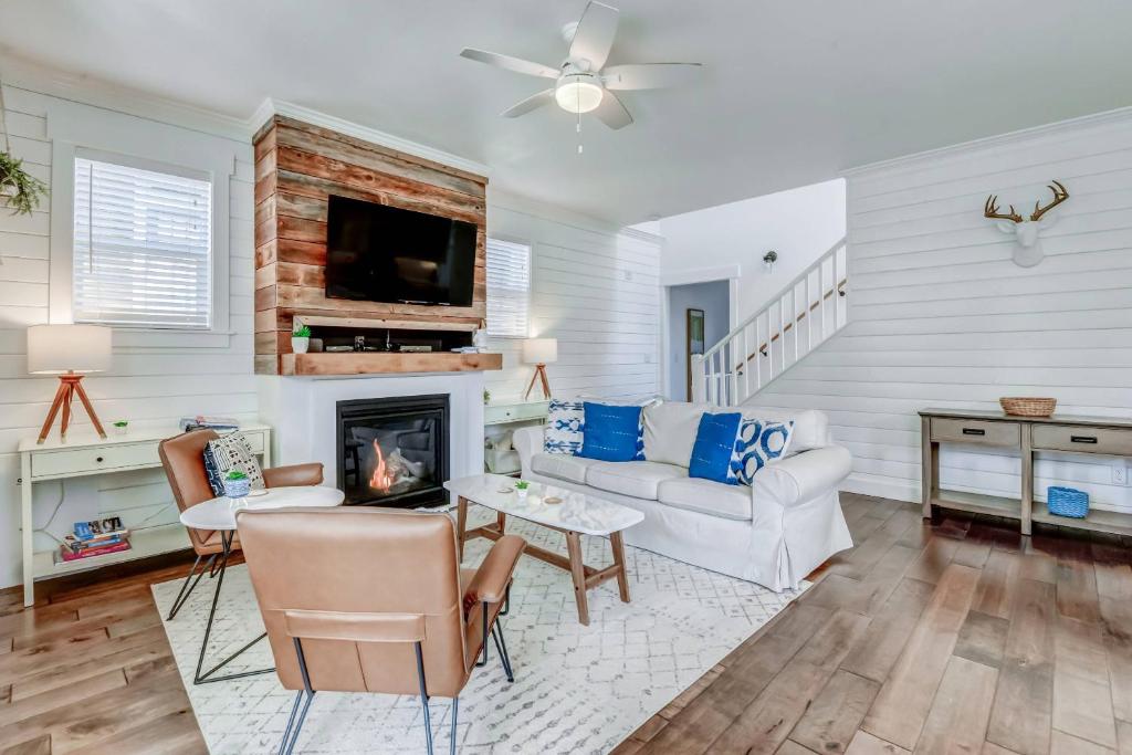 ein Wohnzimmer mit Couch und Kamin in der Unterkunft Beach Vibes in Lincoln City