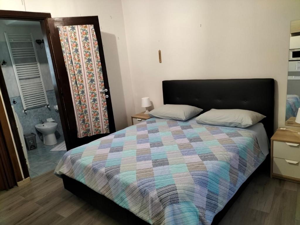 1 dormitorio con 1 cama grande y baño en Affittibreviferrera monolocale Ferrera 20 minuti da RHO Fiera, en Bareggio