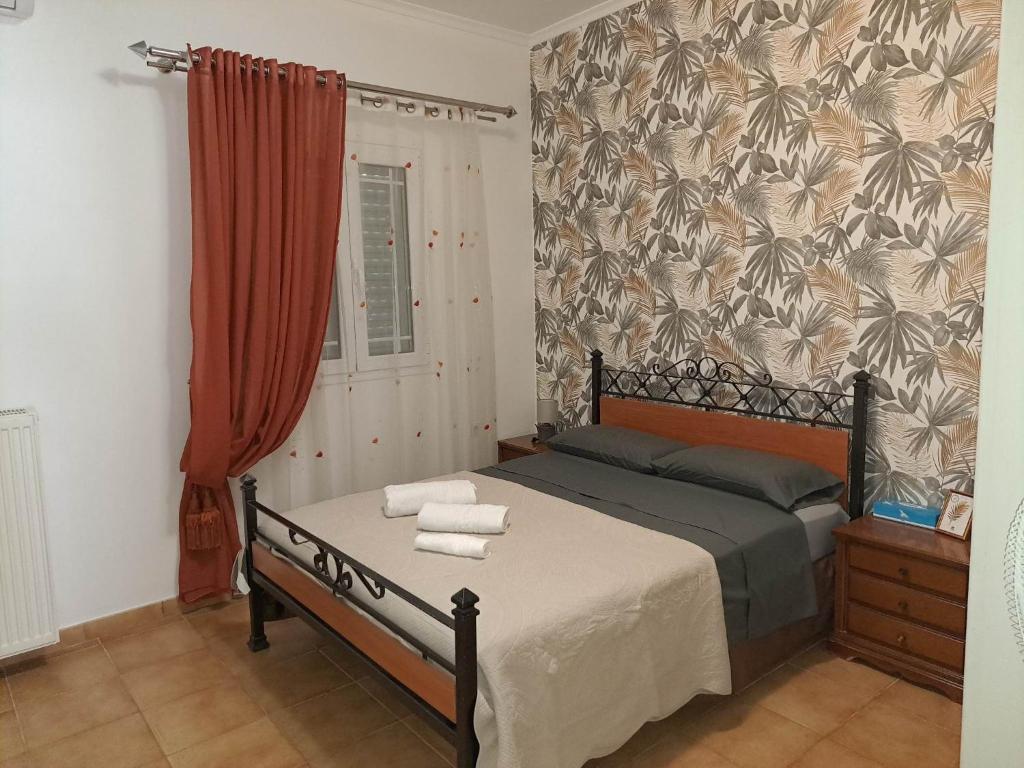 a bedroom with a bed with towels on it at Casa di Dioniso in Valsamáta
