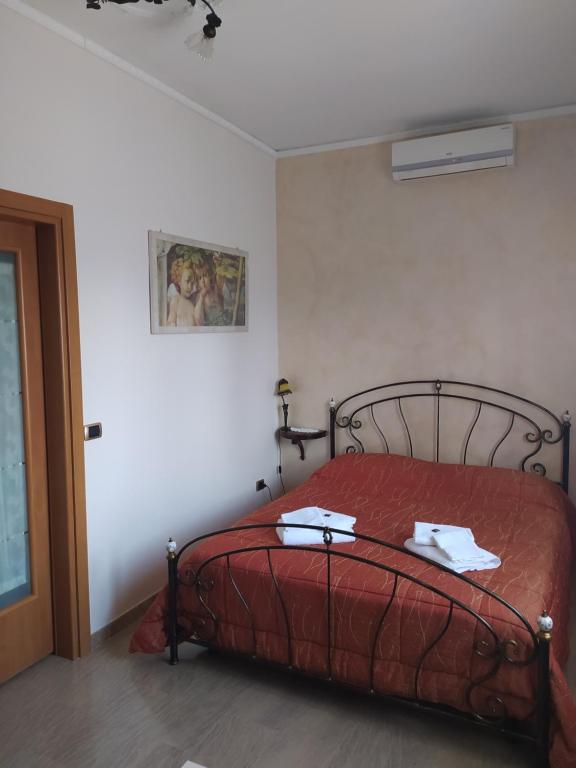1 dormitorio con 1 cama con edredón rojo en Villa Rita en Monzambano