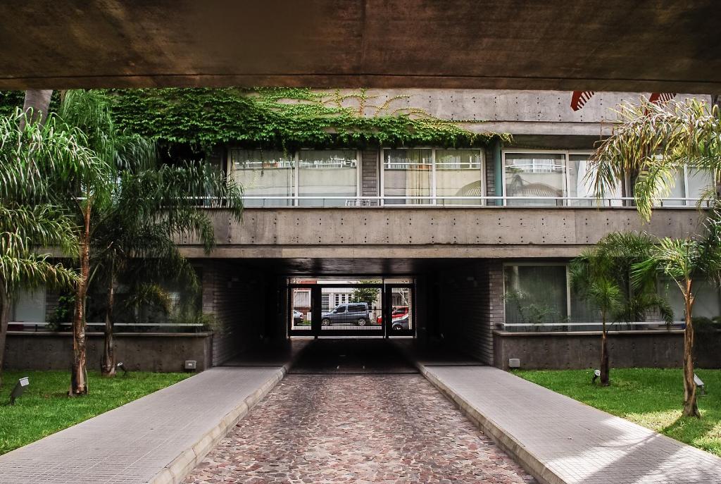 an entrance to a building with plants growing on it at Papíí Departamentos Temporarios in La Plata