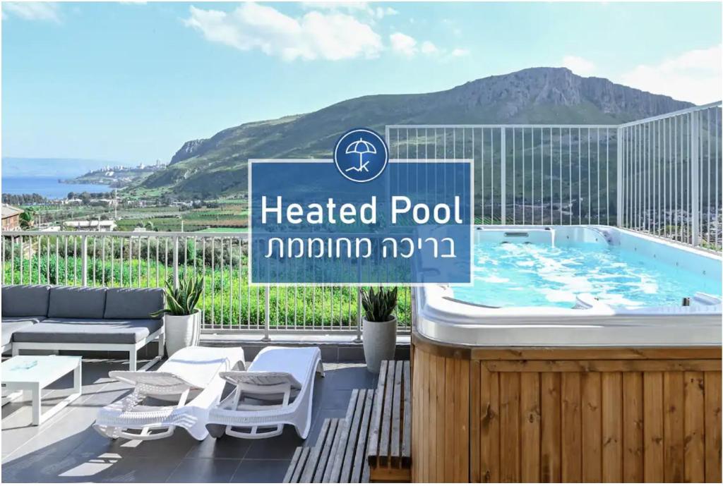 un panneau pour une piscine chauffée sur la terrasse d'une maison dans l'établissement Magdala Infront Sea of Galilee and Mount Harbel, à Migdal