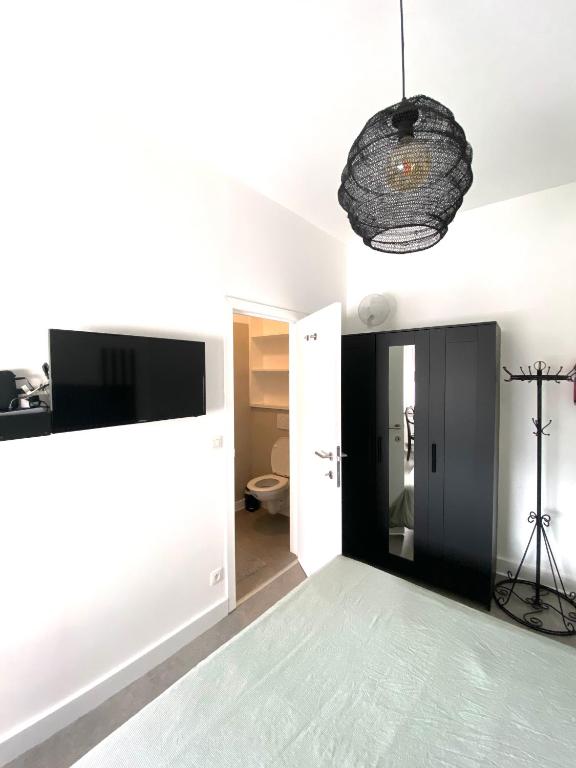 TV a/nebo společenská místnost v ubytování Au logement mosan