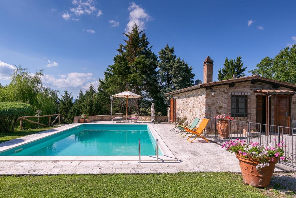 uma piscina em frente a uma casa em Villetta Armaiolo em Rapolano Terme
