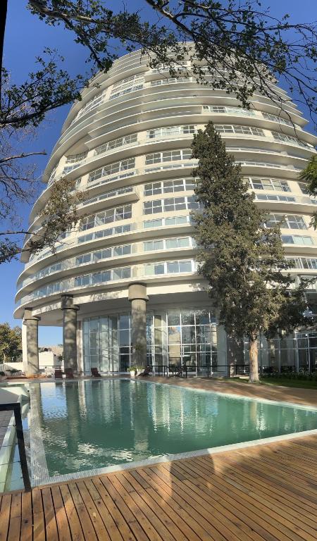 un grande edificio con piscina di fronte di Leloir Premium a Villa Marini