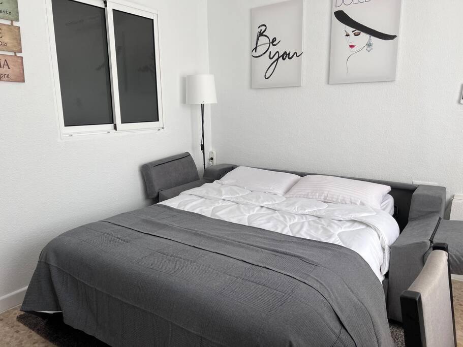 Postel nebo postele na pokoji v ubytování Appartement at City Center Torremolinos