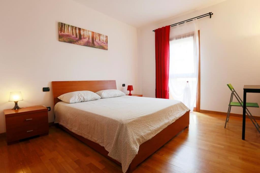 奎爾斯格羅薩的住宿－Quercegrossa 10，一间卧室配有床和红色窗帘