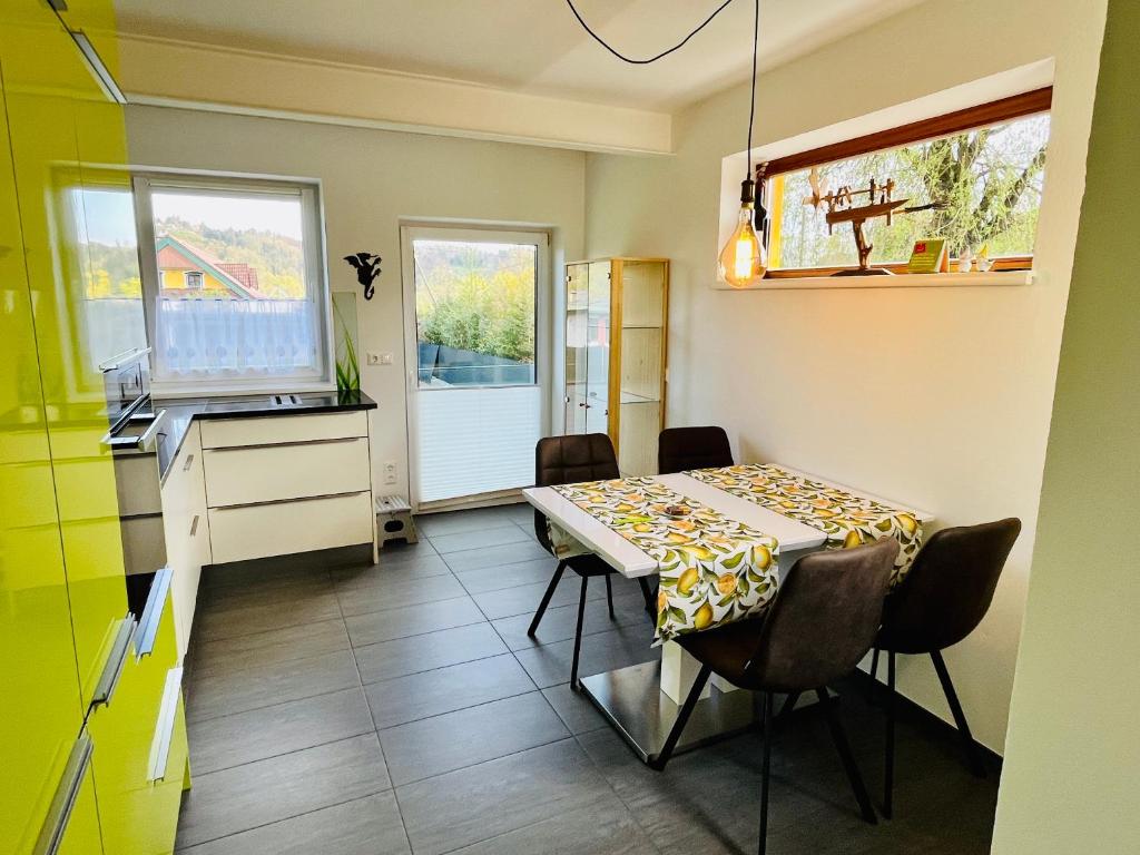 Kuchyň nebo kuchyňský kout v ubytování Ferienhaus Sausalblick