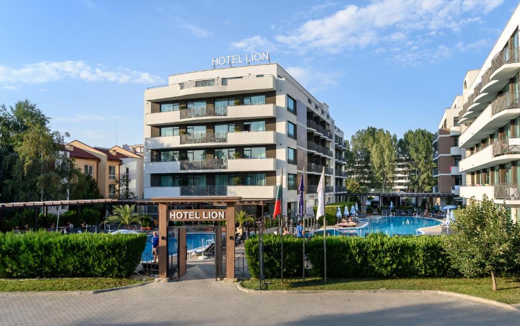 ein Hotel mit einem Pool vor einem Gebäude in der Unterkunft Lion Sunny Beach Hotel in Sonnenstrand