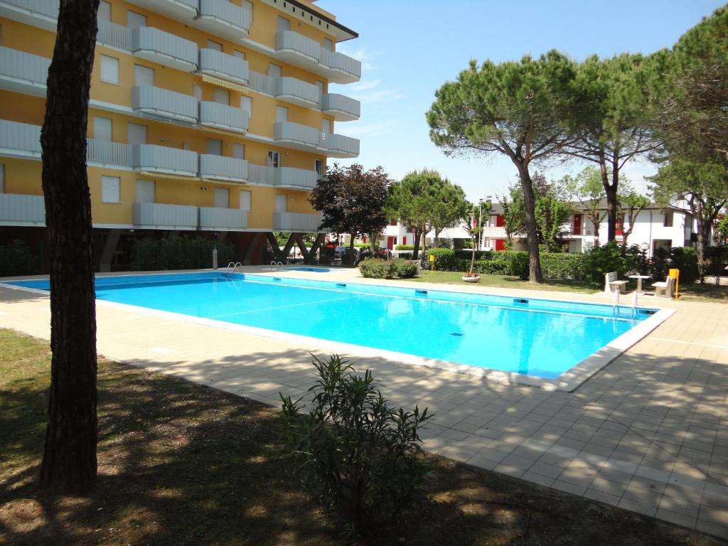 een zwembad voor een gebouw bij Nice and cozy apartment with pool by Beahost Rentals in Porto Santa Margherita di Caorle
