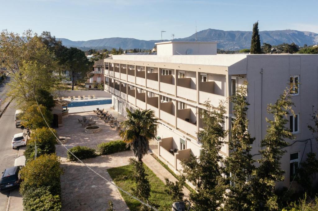 un condominio con piscina e parcheggio di Marco Polo Hotel a Gouviá