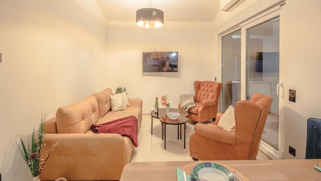 Cozy Two Bedroom Apartment Rose with Terrace tesisinde bir oturma alanı