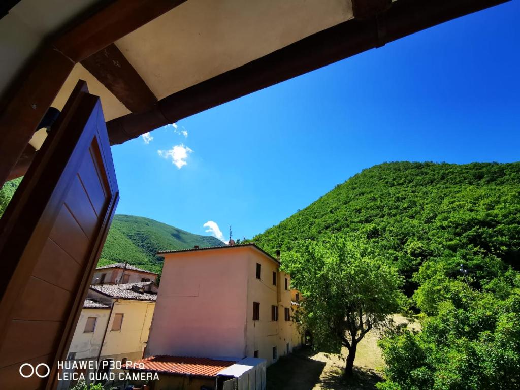 een uitzicht vanuit een gebouw met een heuvel op de achtergrond bij B&B Casa Caporali in Fabriano