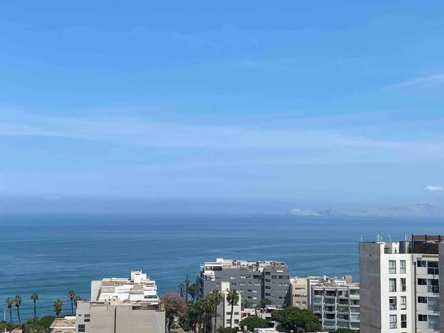 einen Blick auf das Meer von einer Stadt mit Gebäuden in der Unterkunft Lovely Aparment OceanView Barranco1809 in Lima