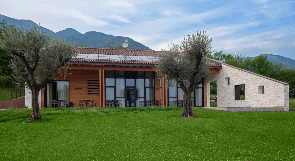 una casa con dos árboles delante de ella en Mezzo Ciel en Crespano del Grappa