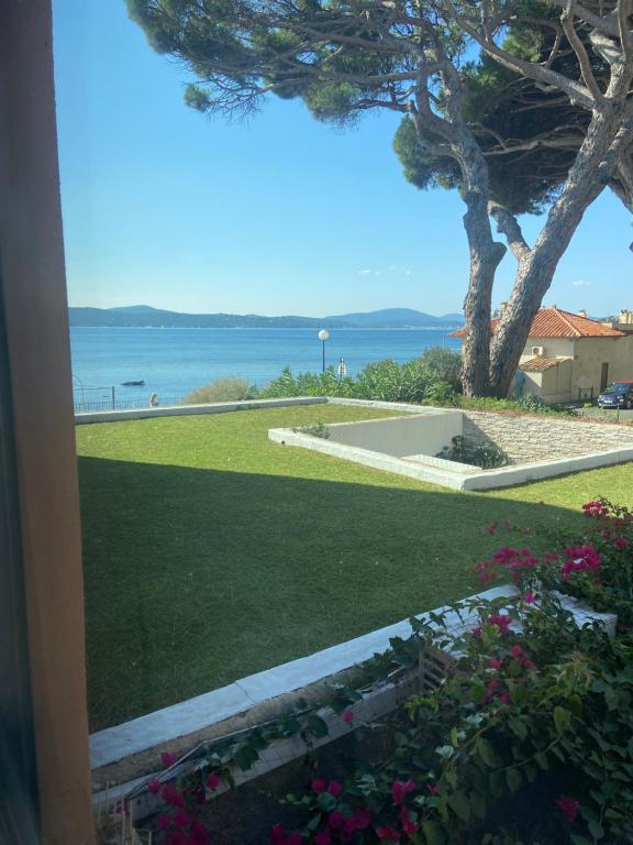 - une vue sur le parc et l'eau dans l'établissement Villa Botrel 3* Superbe appartement vue mer, à Sainte-Maxime