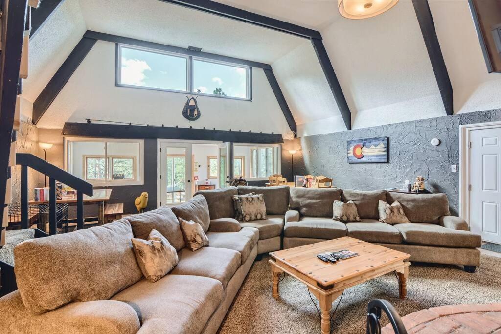 Cabin in the Woods with Hot Tub and Fireplace and PingPong and