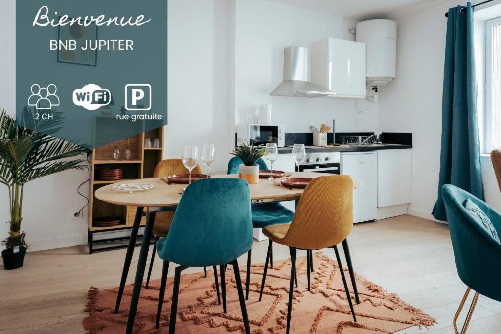 - une cuisine avec une table et des chaises dans la chambre dans l'établissement JUPITER - Un logement neuf et de qualité, à Saint-Étienne