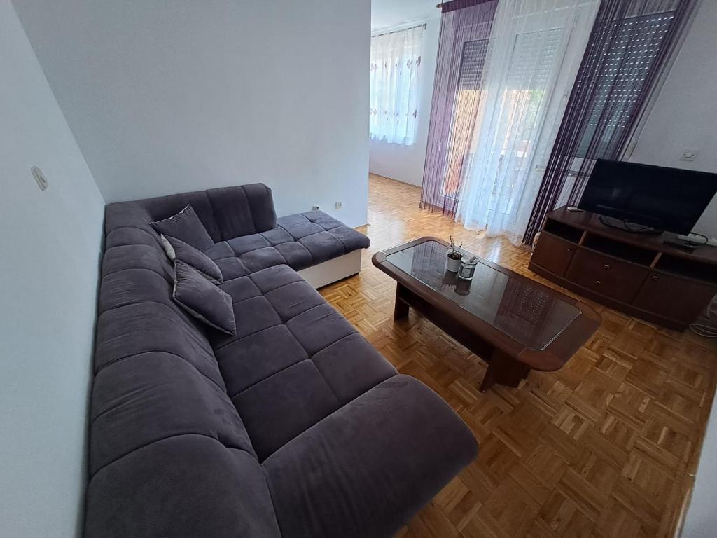 - un salon avec un canapé et une table basse dans l'établissement Comfortable Apartment 6+2, à Makarska