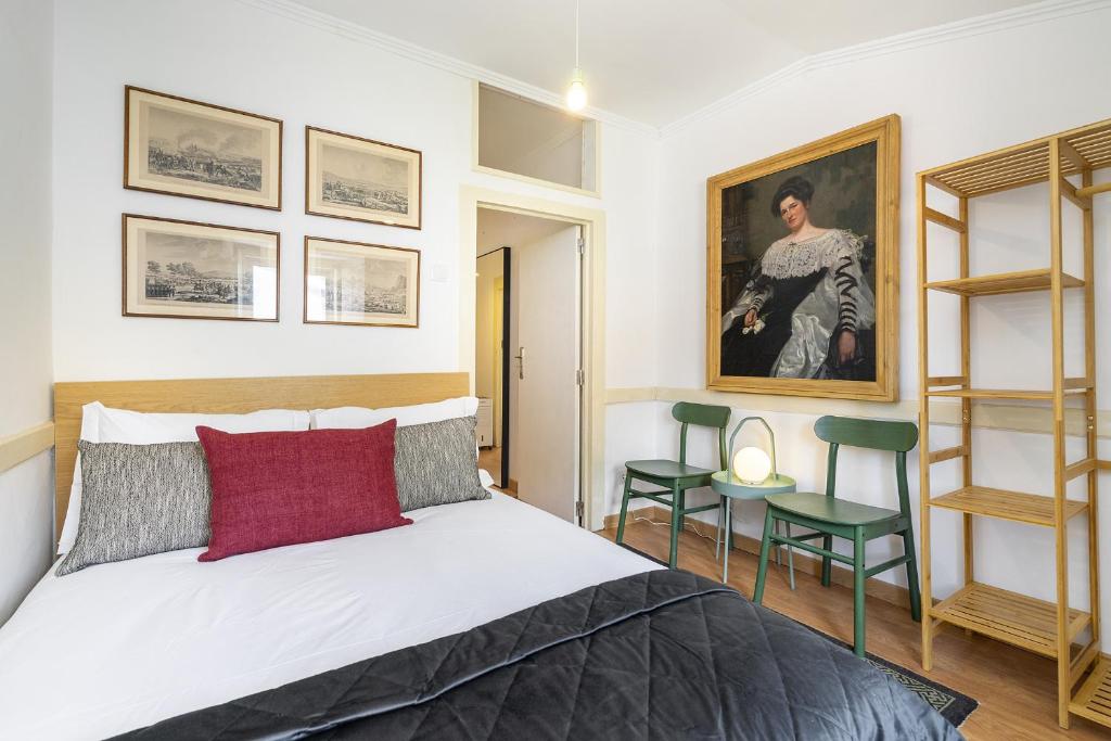 a bedroom with a bed and a painting on the wall at WHome Central Oasis Prime Location w/ Great View in Lisbon