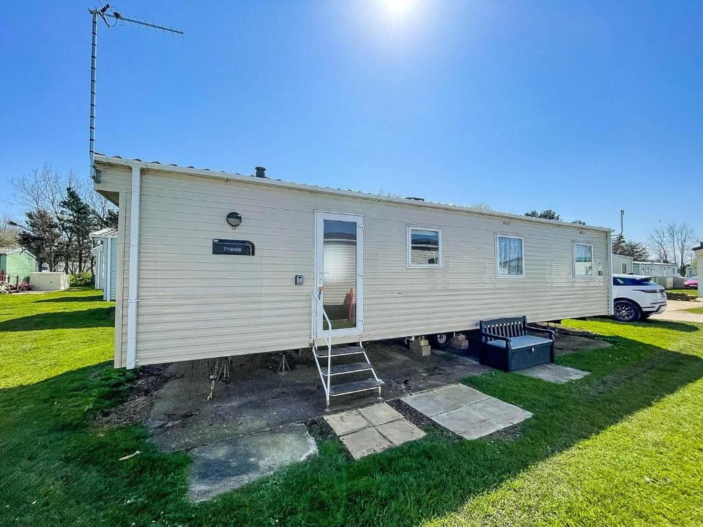 Lovely 8 Berth Caravan At Broadland Sands Near Great Yarmouth Ref