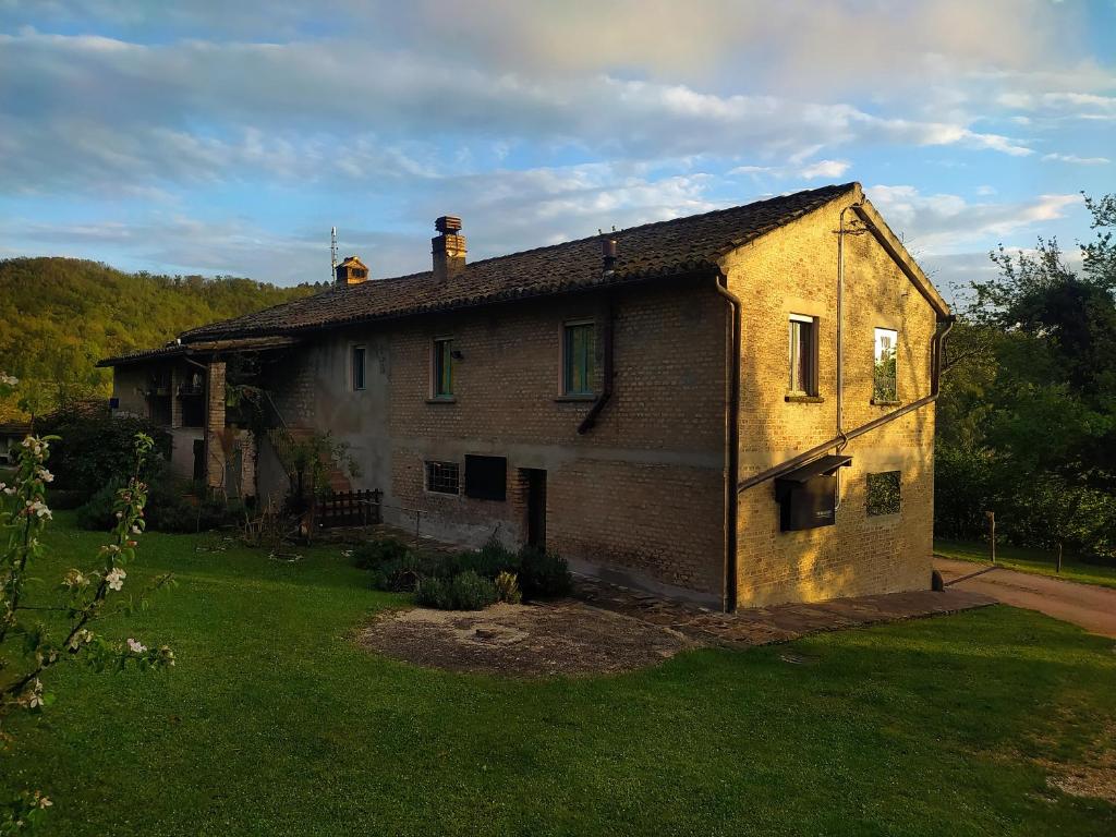 una vieja casa de ladrillo sentada en la parte superior de un patio en Casa Sponge B&B, en Pergola