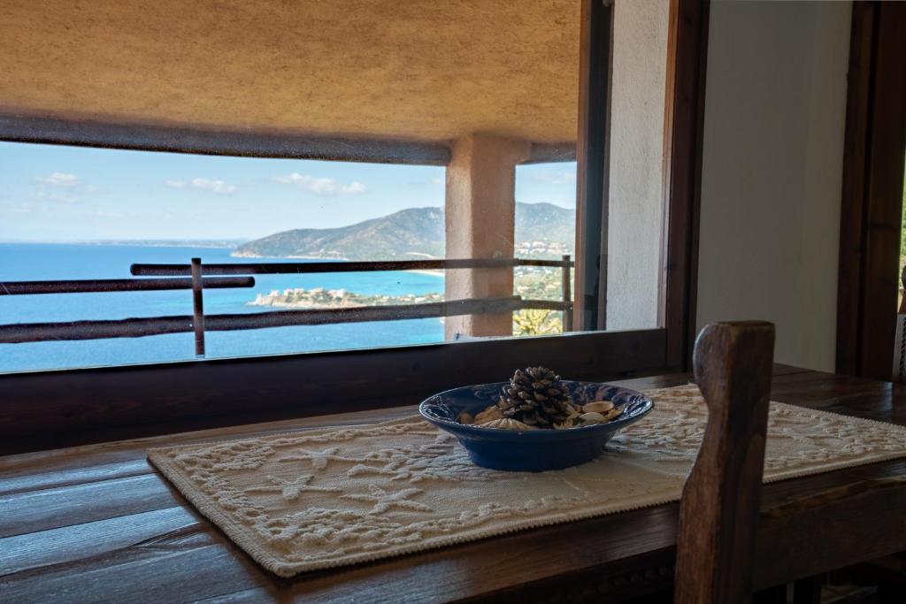 un tazón de piñas sobre una mesa con una ventana en Villa Bellatrix panoramica con vista sul golfo en Torre delle Stelle