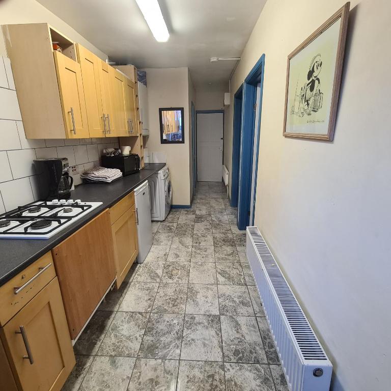 cocina con fregadero y fogones en 2 Bedroom w/shower flat, ALL TO YOU, not shared, en Brentford