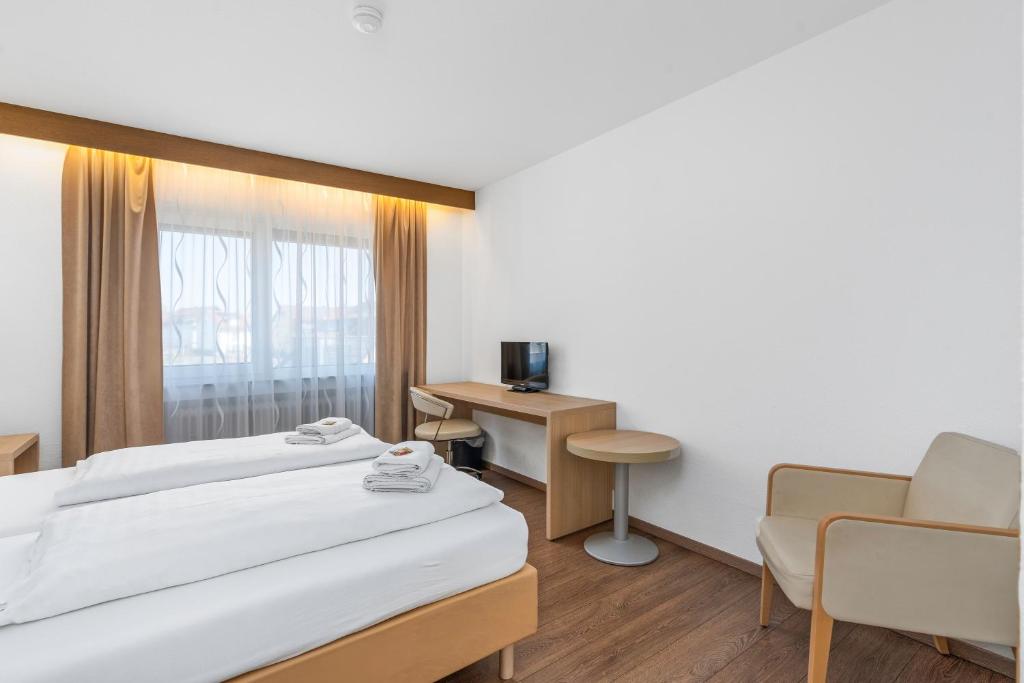 Postel nebo postele na pokoji v ubytování Hotel Adler