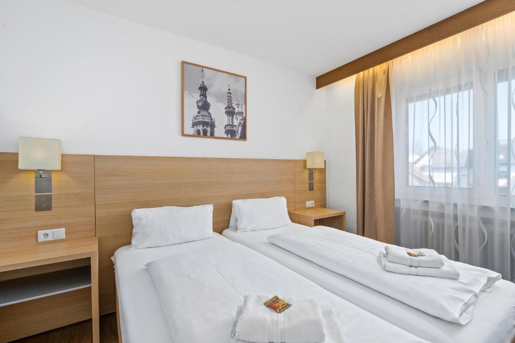 Postel nebo postele na pokoji v ubytování Hotel Adler
