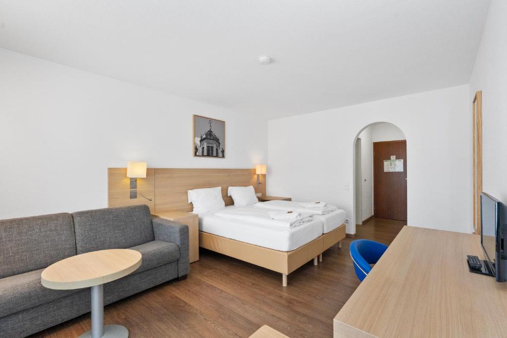 Postel nebo postele na pokoji v ubytování Hotel Adler