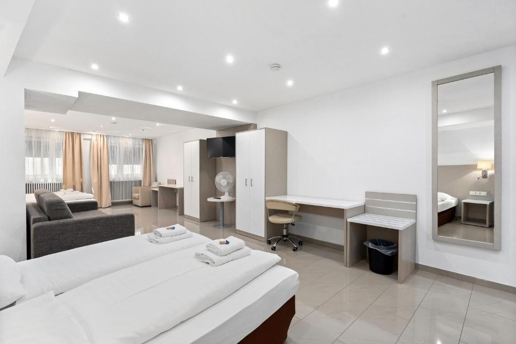 Postel nebo postele na pokoji v ubytování Hotel Adler