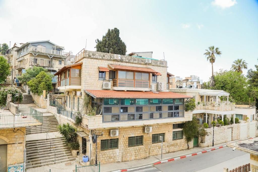 um edifício antigo ao lado de uma rua em Mendis accommodation em Safed