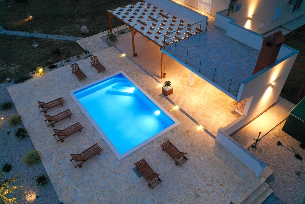 Bazén v ubytování Villa Iva with heated pool nebo v jeho okolí