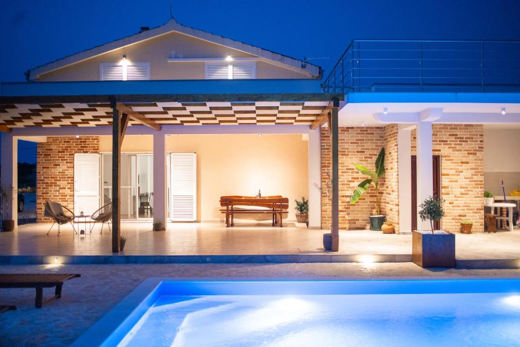 Bazén v ubytování Villa Iva with heated pool nebo v jeho okolí