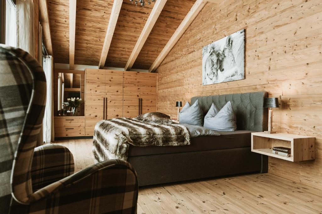 BayerbachにあるVital CAMP Bayerbachの木製の壁のベッドルーム1室(ベッド1台付)