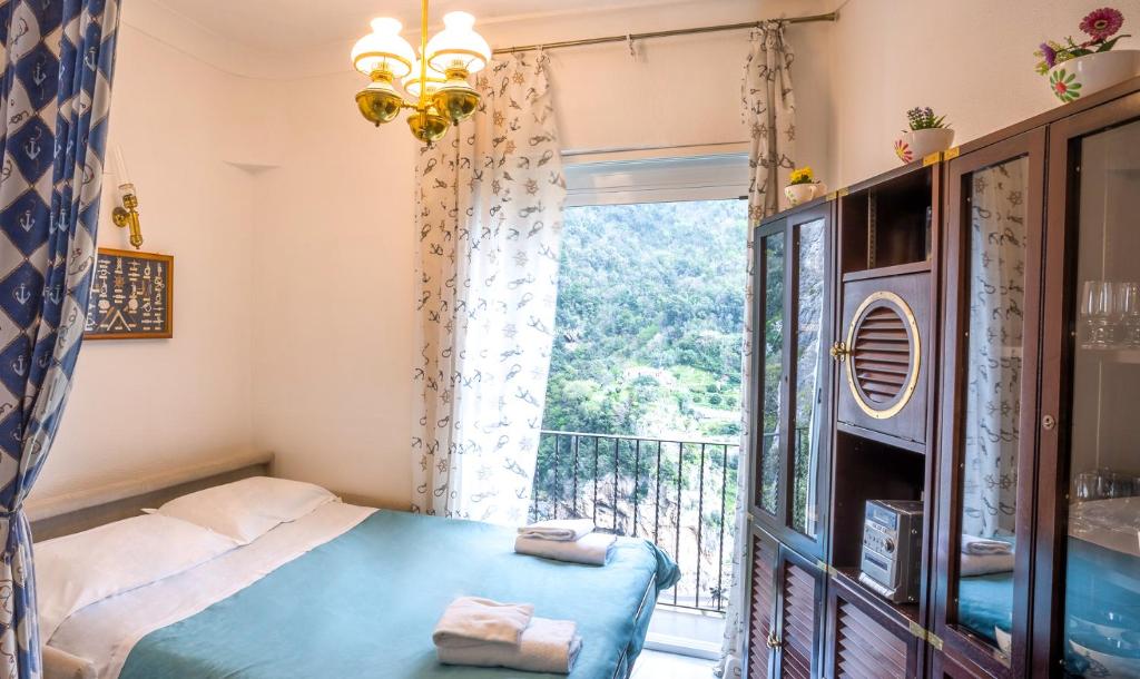 a bedroom with a bed and a window at Casa Gloria in Positano
