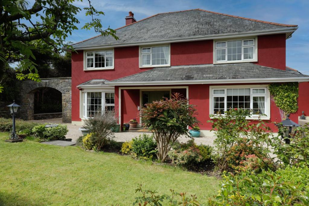 una casa roja con patio en Lurgan House en Westport