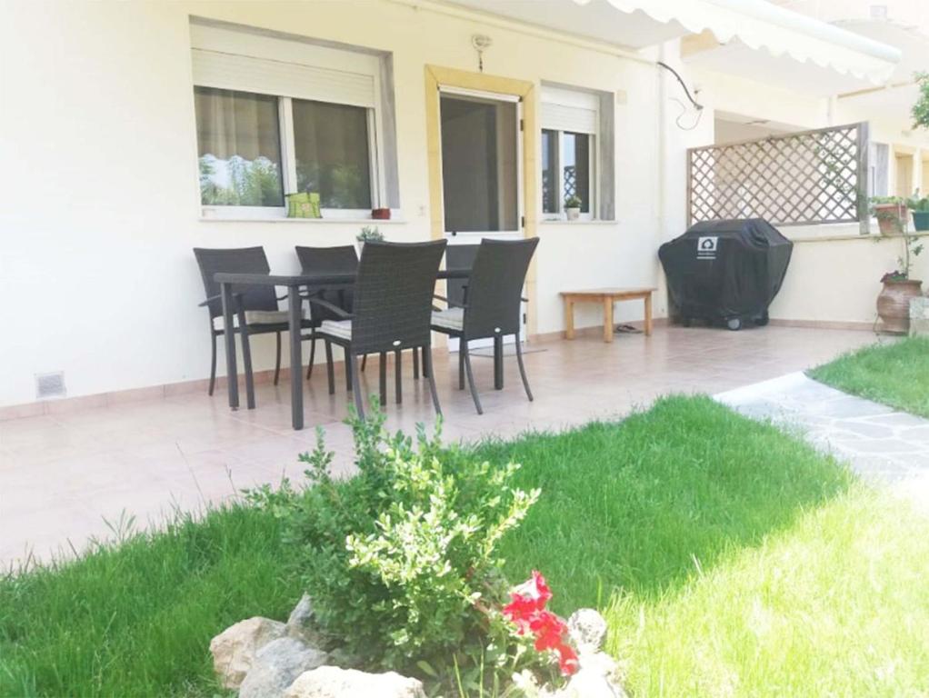 Κήπος έξω από το Cozy House in Kallithea with Garden