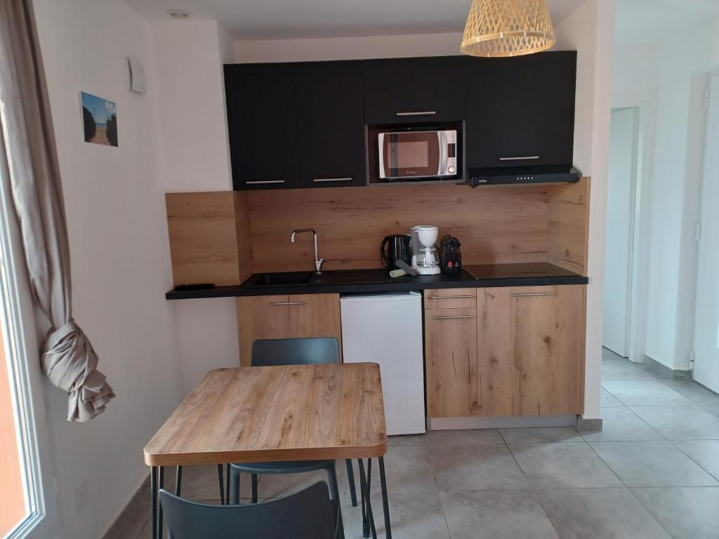 Kuchyňa alebo kuchynka v ubytovaní Apt 91, T2 à LECCI avec piscines, proche plage