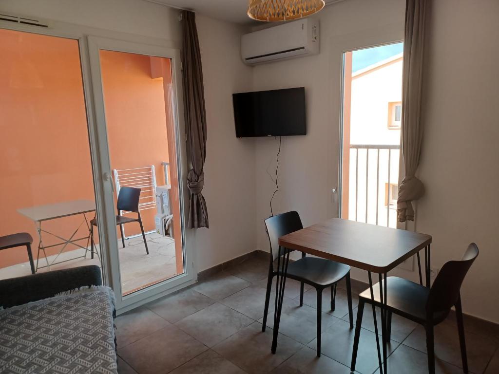 Televízia a/alebo spoločenská miestnosť v ubytovaní Apt 91, T2 à LECCI avec piscines, proche plage