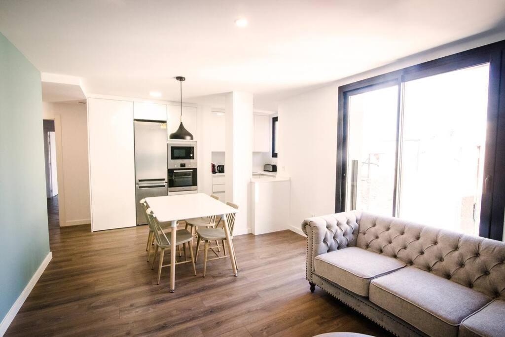 sala de estar con sofá y mesa en 4-1 Apartamento de diseño en el centro de Reus, en Reus