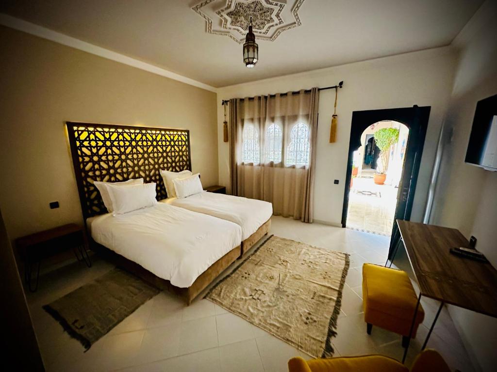 Postel nebo postele na pokoji v ubytování Riad Soir De Marrakech
