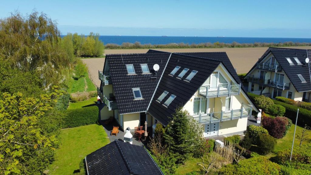 una vista aérea de una casa en Ostseegarten Nienhagen, en Ostseebad Nienhagen