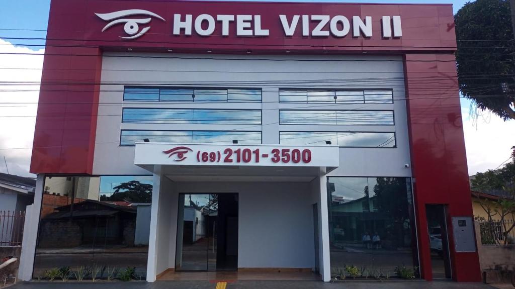 um sinal de vitamina II do hotel na frente de um edifício em HOTEL VIZON II em Vilhena