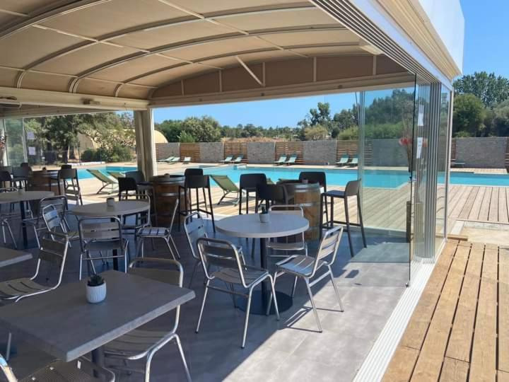 Bazén v ubytovaní Apt 91, T2 à LECCI avec piscines, proche plage alebo v jeho blízkosti