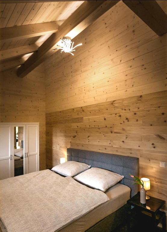 Postel nebo postele na pokoji v ubytování Chalet 49 Nesselgraben - Ferienwohnungen aus Holz