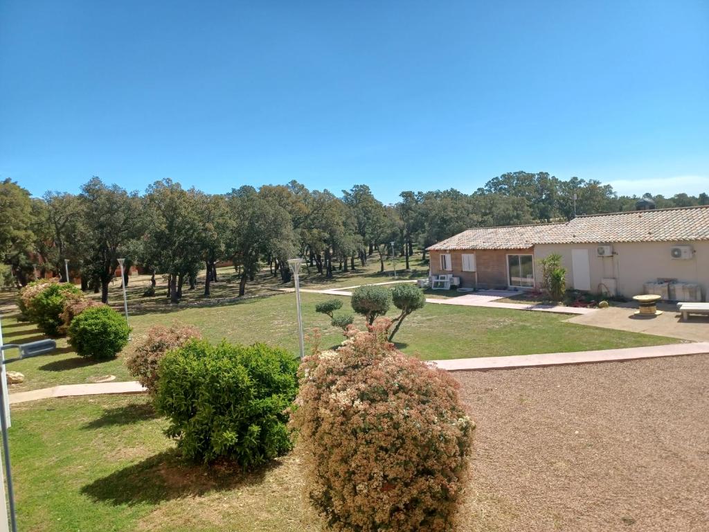 Vonkajšia záhrada v ubytovaní Apt 91, T2 à LECCI avec piscines, proche plage