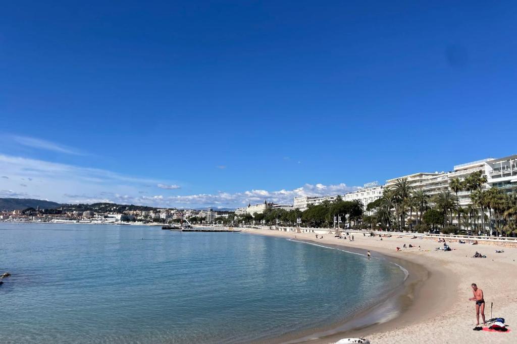 une plage avec un groupe de personnes dans l'eau dans l'établissement Beautiful 3 room apartment with air-conditioned loggia close to the Croiset, à Cannes